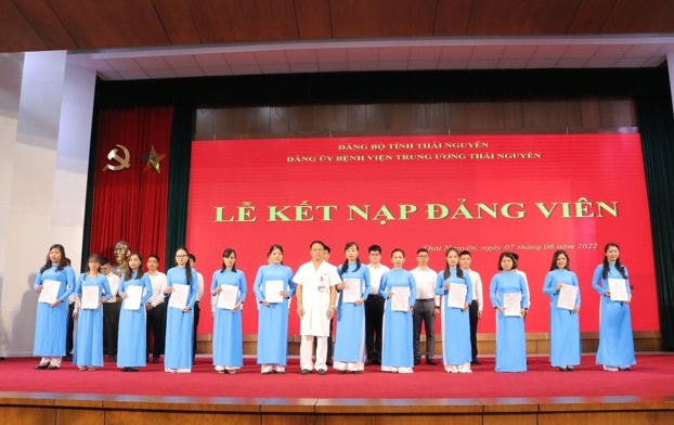Đảng bộ Bệnh viện Trung ương Thái Nguyên kết nạp 25 quần chúng ưu tú vào Đảng