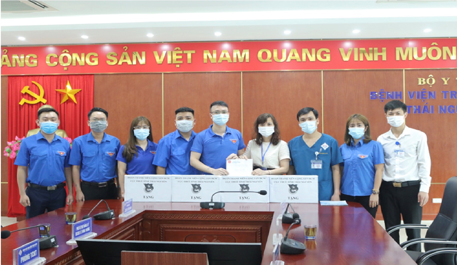 Tiếp nhận quà ủng hộ đoàn tình nguyện chi viện Bắc Giang chống dịch