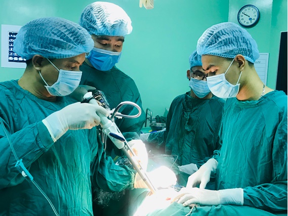 Phẫu thuật nội soi lồng ngực một lỗ:   Kỹ thuật mới cứu chữa người bệnh cấp cứu