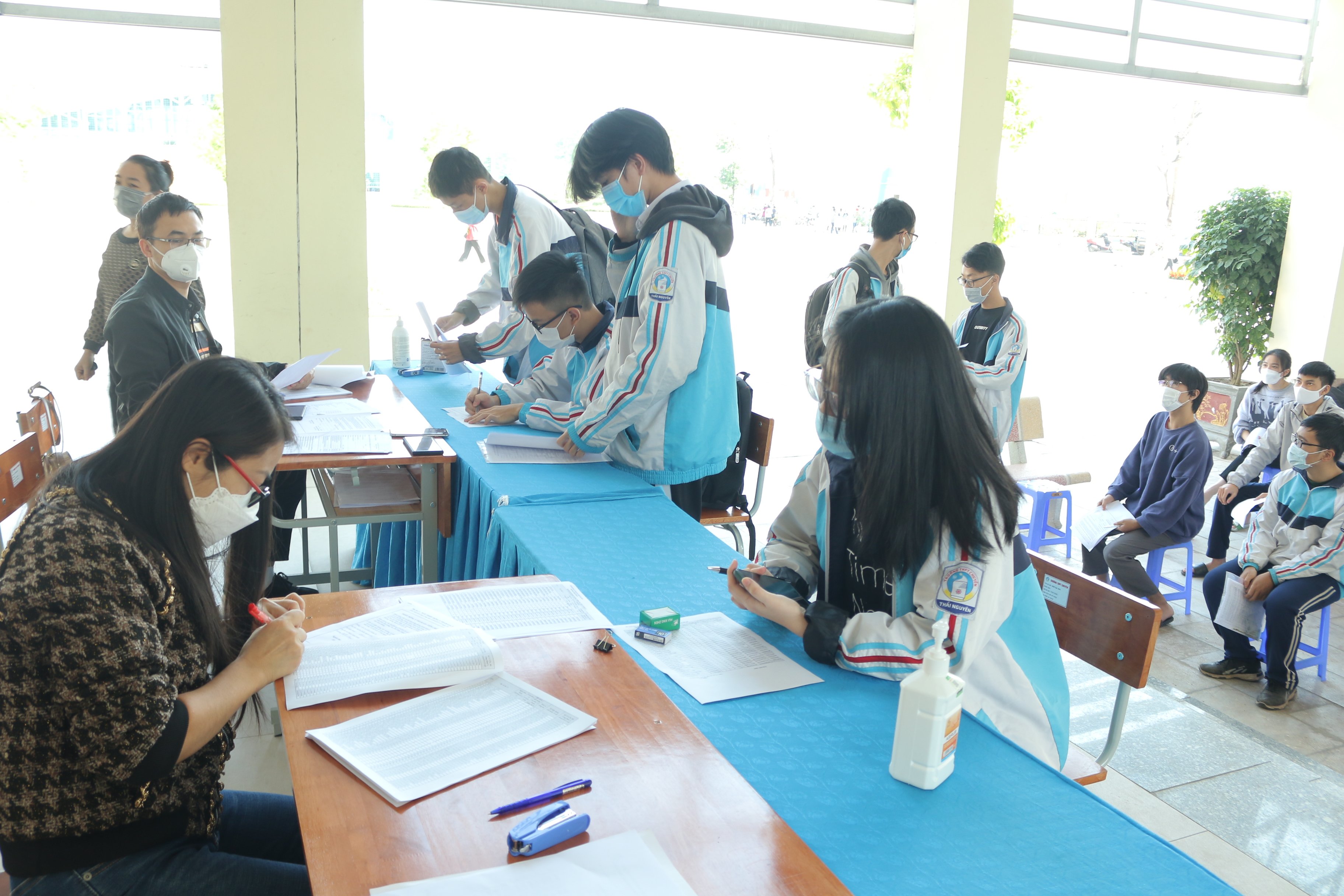 Học sinh trường THPT Chuyên Thái Nguyên tiêm vắc xin phòng COVID-19